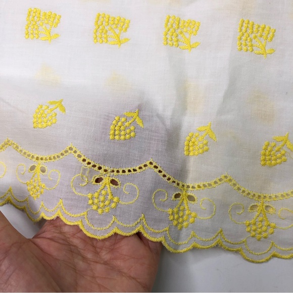 Vintage 1960s White Table Runner Yellow Embroidered Grapes Fruits Scalloped Edge - Picture 5 of 7